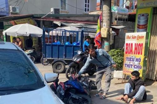 Phóng qua ngã tư như chỗ không người, thanh niên đi xe máy đâm thẳng vào ô tô