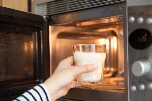 Hâm nóng thức ăn của trẻ bằng lò vi sóng được không?