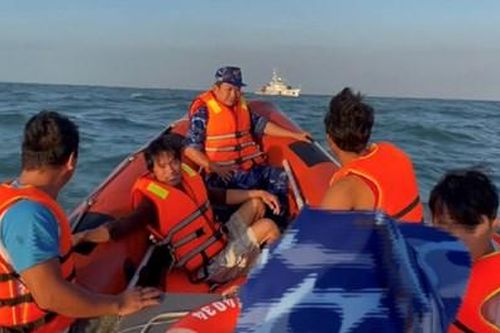 14 ngư dân bị chìm tàu được Cảnh sát biển đưa về bờ an toàn
