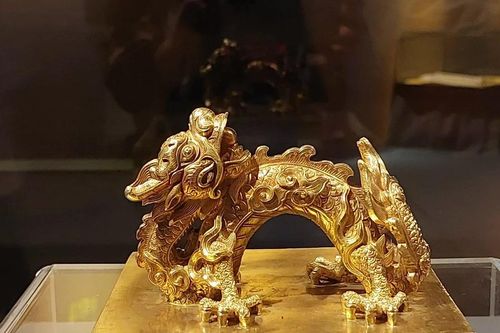 Ngắm ấn vàng, kim sách trưng bày trong không gian nghệ thuật sắp đặt ánh sáng
