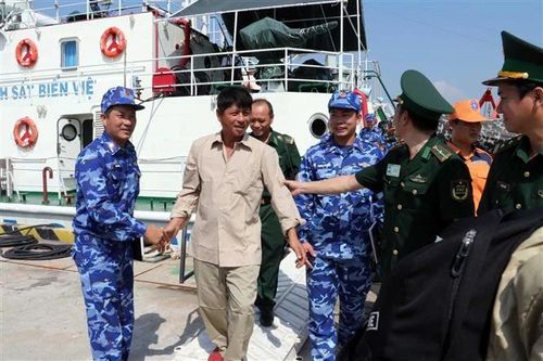 14 ngư dân lênh đệnh 10 giờ trên biển đã trở về đất liền an toàn