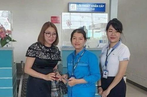Cần Thơ: Nhân viên vệ sinh sân bay trả lại viên kim cương cho khách đánh rơi