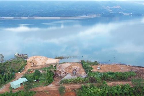 'Cát tặc' lộng hành trên lòng hồ Thủy điện Ialy