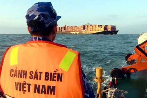 Tàu Cảnh sát biển vượt sóng lớn đưa 14 ngư dân bị nạn vào đất liền an toàn