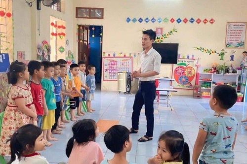 Bản tin 21/11: Một tỉnh phía Bắc có 9 thầy giáo mầm non