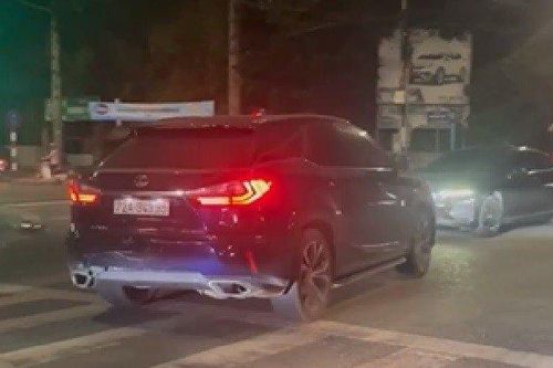 BRVT: Bắt khẩn cấp 2 tài xế lái xe ô tô 'đụng độ' nhau tại ngã tư
