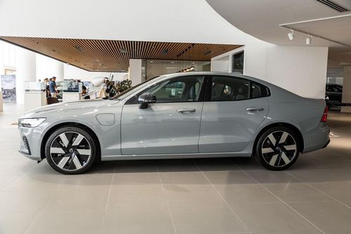 Sedan công suất 462 mã lực, tiêu thụ 1,4 lít xăng/100 km, giá gần 1,6 tỷ đồng, cạnh tranh với Mercedes-Benz C-Class