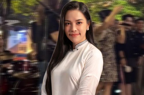 Ngọc Mai xuất hiện hát hò cùng khán giả tại Phố đi bộ, có còn mượt mà như thu âm?