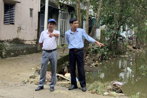 Thầy giáo cứu 3 người gặp nạn giữa dòng lũ dữ