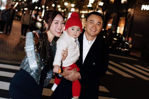 Chi Bảo đưa gia đình dạo phố Tokyo, nhan sắc bà xã chuẩn 'gái 1 con trông mòn con mắt'