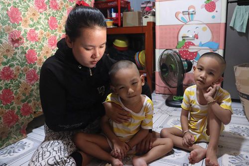 2 cháu bé chậm phát triển và người đàn ông bệnh viêm phổi cần giúp đỡ