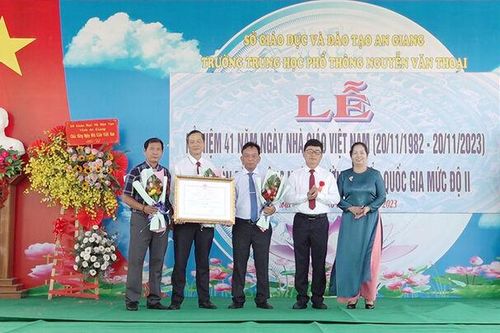 Trường THPT Nguyễn Văn Thoại đón Bằng công nhận đạt chuẩn Quốc gia mức độ 2
