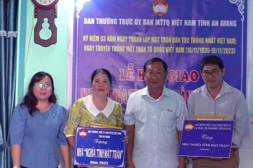 Bàn giao 2 căn nhà 'Nghĩa tình Mặt trận' cho 2 cán bộ mặt trận ở Thoại Sơn