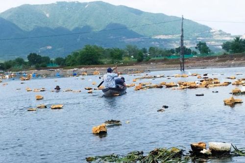 Xã Vĩnh Thái tiếp tục tháo dỡ phao, bè nổi nhử vẹm trên sông Quán Trường