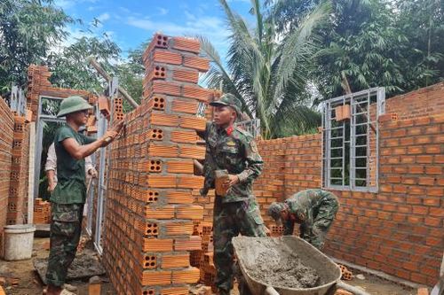 Những ngôi nhà ấm tình quân dân