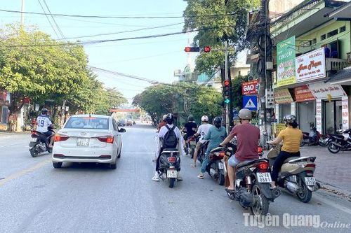Dừng đèn đỏ ở làn rẽ phải, gây cản trở, ùn ứ giao thông