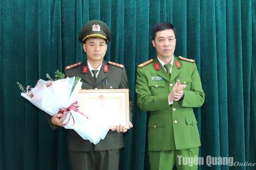 Trao thưởng cho cán bộ chiến sĩ có thành tích xuất sắc trong công tác chữa cháy và cứu nạn cứu hộ