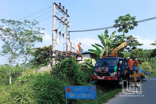 Thay thế máy biến áp cũ: Bảo đảm cấp điện ổn định
