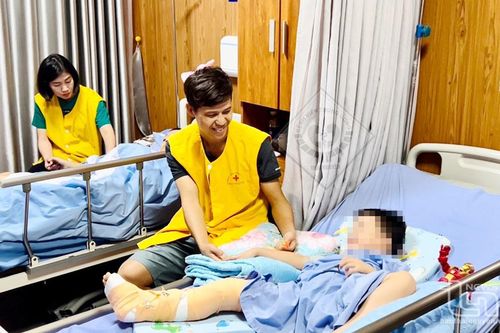 Cứu chữa thành công 2 bệnh nhi bị tai nạn gần đứt rời cẳng chân