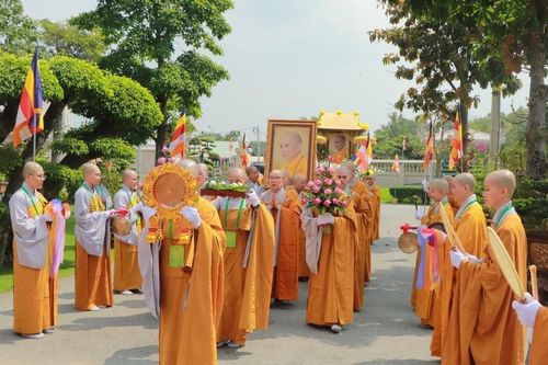 Trang nghiêm cung rước di ảnh Trưởng lão Hòa thượng Thích Bửu Huệ về chùa Thanh Tâm