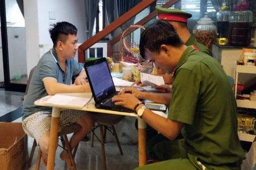 Núp bóng mua bán đồ điện gia dụng để mua bán linh kiện chế tạo súng