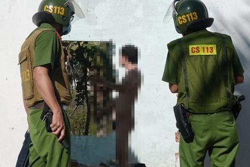 Khống chế đối tượng 'ngáo đá' cầm rìu cố thủ trong căn nhà hoang