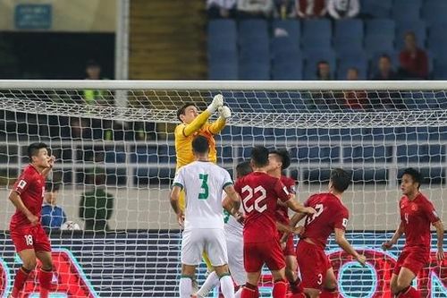 Thua Iraq, HLV Troussier than sân Mỹ Đình kém khiến tuyển Việt Nam khó kiểm soát bóng