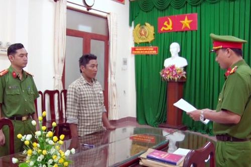 Khởi tố đối tượng khai thác cát sông trái phép