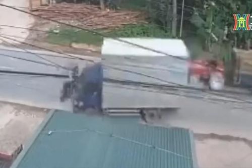 Ẩn họa khó lường khi sang đường không quan sát