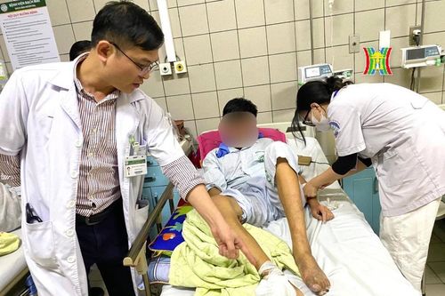 Bị hoại tử bàn chân do tắc mạch