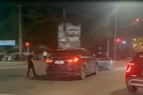 Mâu thuẫn, hai người lái hai xe sang tông nhau tại ngã tư gây xôn xao