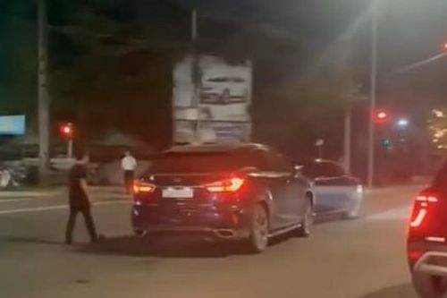 Mâu thuẫn, hai người lái hai xe sang tông nhau tại ngã tư gây xôn xao