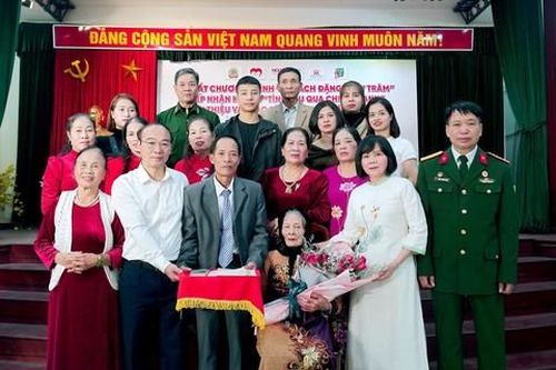 Trao tặng kỷ vật của các liệt sĩ cho Bảo tàng Phụ nữ Việt Nam