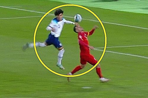 'Gà nhà' vung tay vào mặt đối thủ, cựu sao Anh đua nhau chỉ trích trọng tài