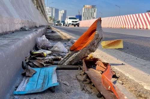 Đường vành đai 2 trên cao ở Hà Nội nhếch nhác, rác thải vương vãi khắp tuyến