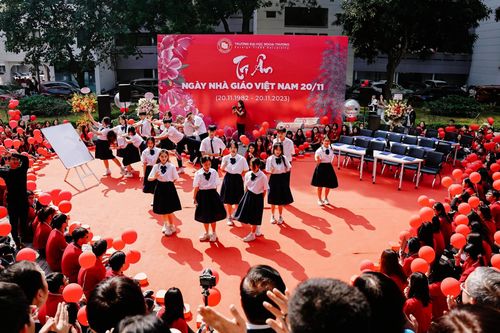 1.000 thầy cô, sinh viên xếp hình trái tim, hòa ca ngày Nhà giáo Việt Nam