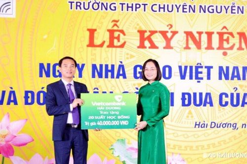 Vietcombank Hải Dương trao học bổng cho học sinh Trường THPT chuyên Nguyễn Trãi