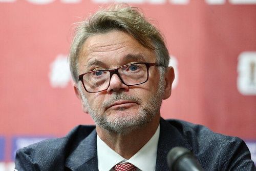 HLV Troussier khen tuyển Việt Nam, chê sân Mỹ Đình