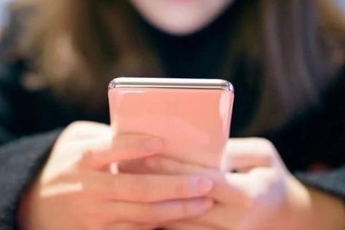 'Em sẽ không bao giờ yêu ai khác ngoài anh', lời thủ thỉ của bạn gái xinh đẹp trên mạng khiến người đàn ông mất 2,7 tỷ đồng