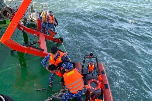 14 ngư dân tàu cá BĐ 98268 TS gặp nạn trên biển đã vào đất liền an toàn