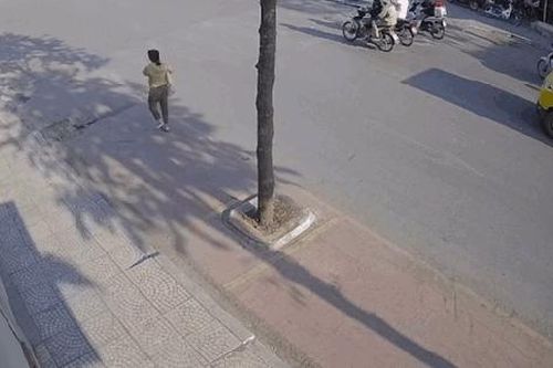 Khiếp vía cảnh xe tự chế mất lái, đâm thẳng vào loạt phương tiện đang chờ đèn đỏ