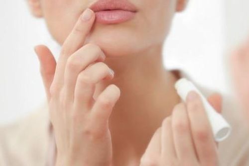 5 mẹo trị thâm môi cho chị em thường xuyên đánh son