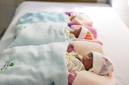 Ngoài thưởng tiền, cách nào để khuyến khích phụ nữ sinh con?