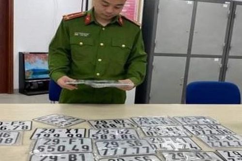 Phát hiện 3 hộ kinh doanh tiêu thụ biển số xe máy giả