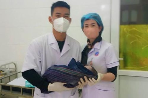 Bác sĩ vượt hơn 50 km đường rừng giúp 2 sản phụ khó sinh
