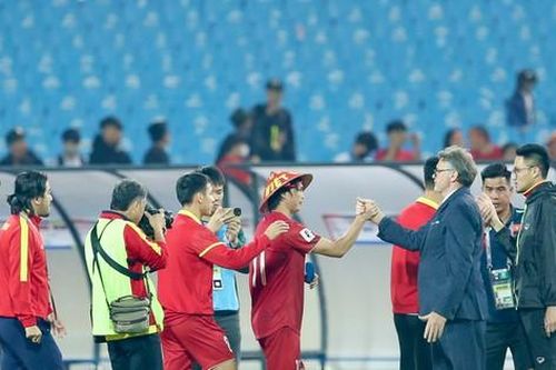 Báo quốc tế chỉ ra lý do ĐT Việt Nam thua ĐT Iraq, do HLV Troussier dùng các cầu thủ trẻ?