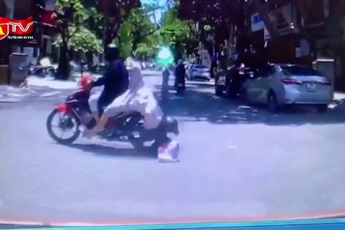 Áo chống nắng kẹt bánh xe gây đứt cánh tay của một cô gái