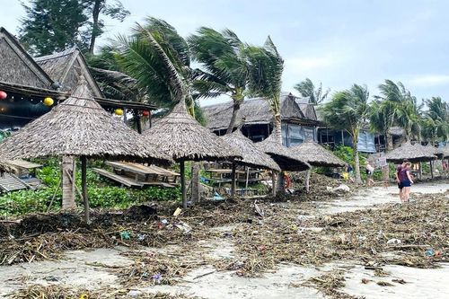 Thu dọn rác thải ở bờ biển An Bàng