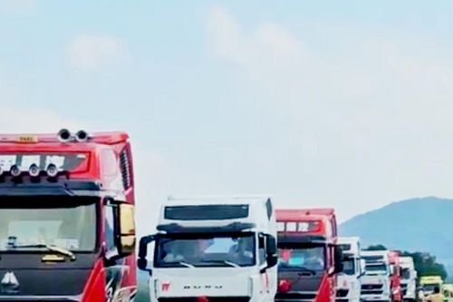 Hàng chục xe đầu kéo nối đuôi nhau đi rước dâu tại Hà Tĩnh