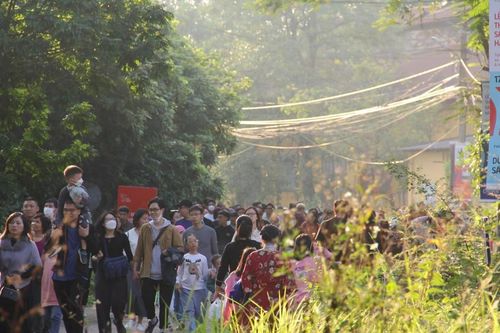 Dòng người chen chân tham quan nhà máy cũ